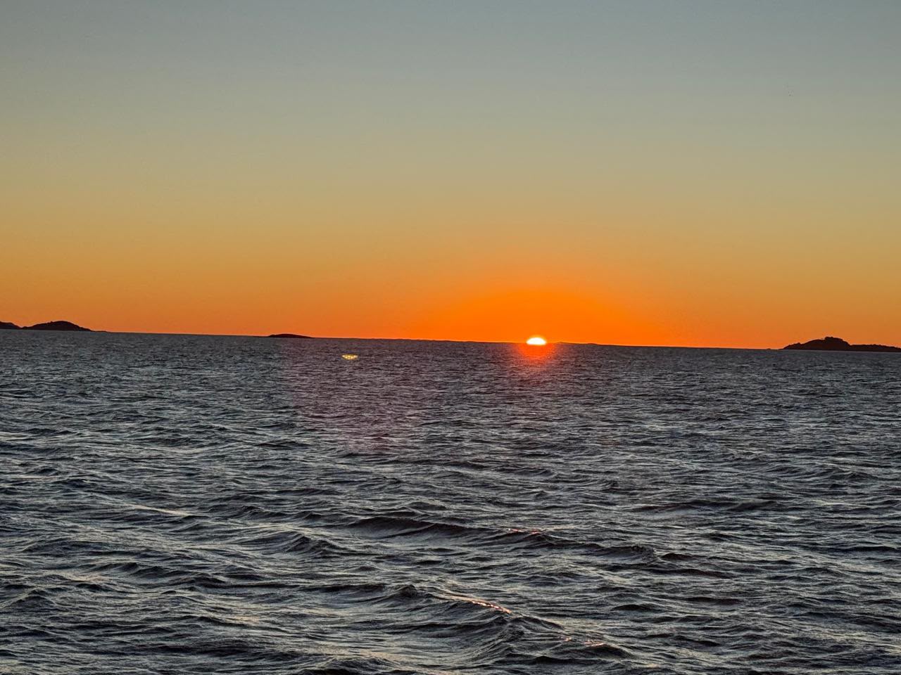 Atardecer sobre el mar en Melinka